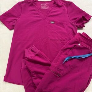 Figs Scrub Set in Rasp Sorbet  Catarina Top Zamora Joggers Med P & Med F17